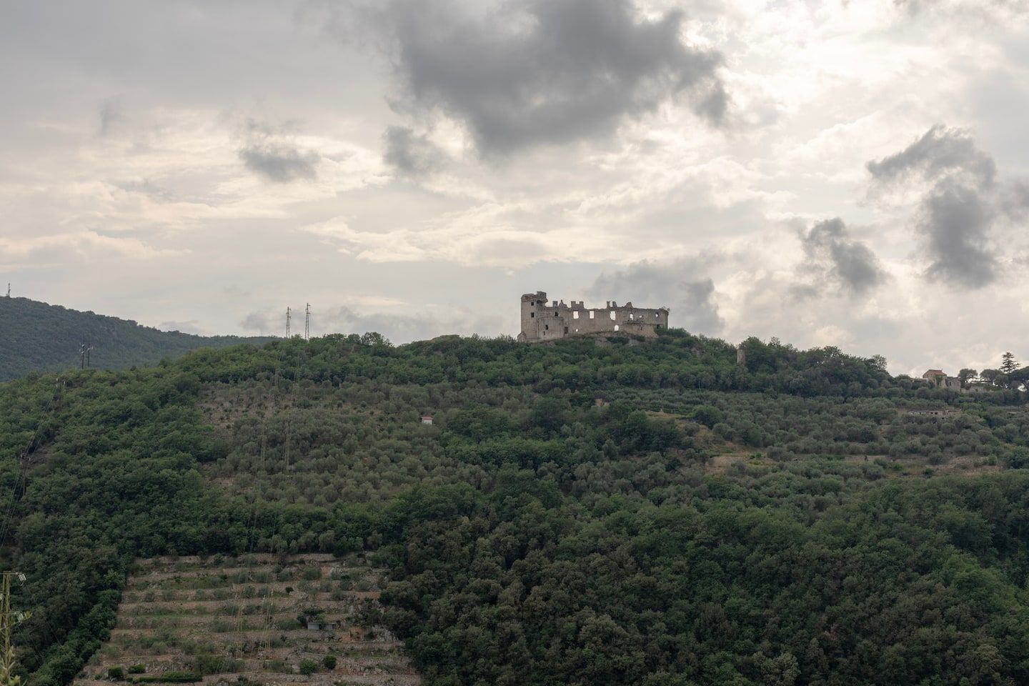 Castel Gavone sulla collina di fronte