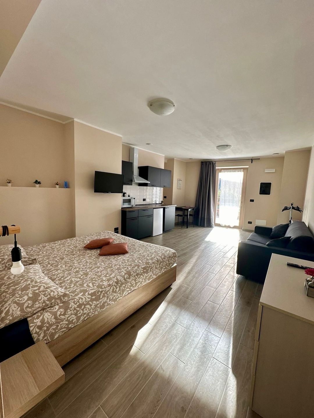 Monolocale Fede: letto matrimoniale, divano e cucina