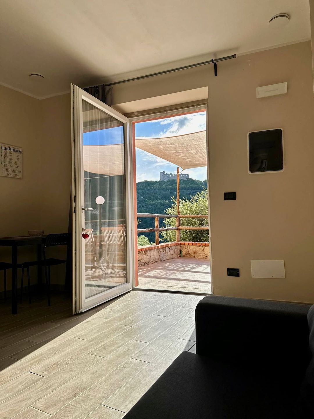 Il monolocale Fede con la porta aperta sulla terrazza e su Castel Gavone