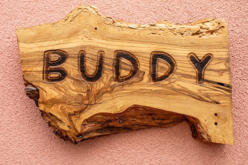 La targa in legno con il nome della camera Buddy